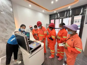 新湖街道组织环卫工人学习禁毒知识