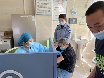 马田街道组织网格员发动高龄老人接种疫苗