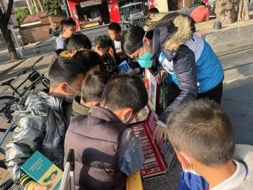 新湖街道：禁毒宣传进广场 献年终普法大礼包