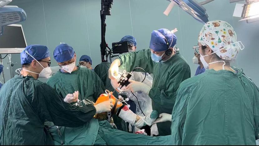 “深圳智造”全国首台国产机器人成功完成首例膝关节置换手术
