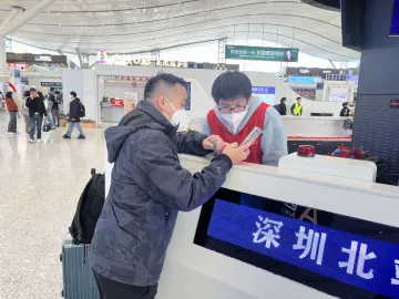 网络中国节 | 暖心回家路，深圳北站志愿者为返乡旅客保驾护航！