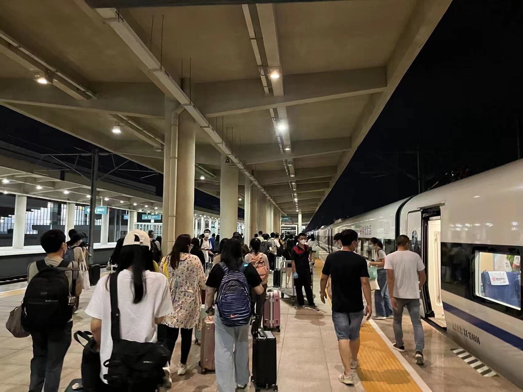 “红眼”高铁来了！深圳、广州往潮汕方向临时加开夜间高铁列车