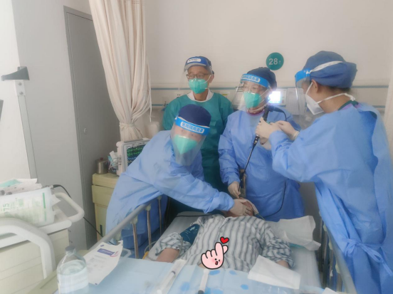 他们坚守一线 把危重症患者从生死边缘线上拉回来