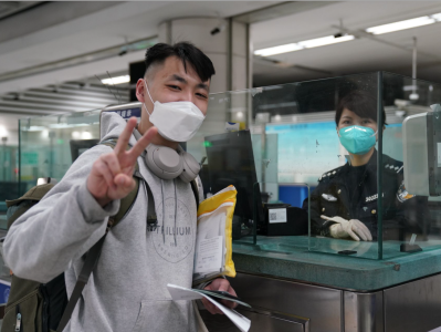 深圳湾边检温暖迎客，为旅客营造良好通关环境