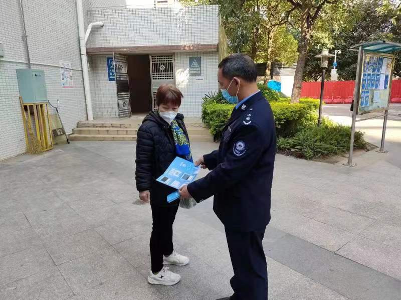 光明街道：元旦假期网格员全力护平安