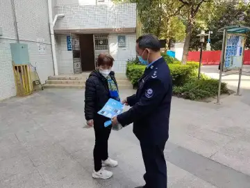 光明街道：元旦假期网格员全力护平安