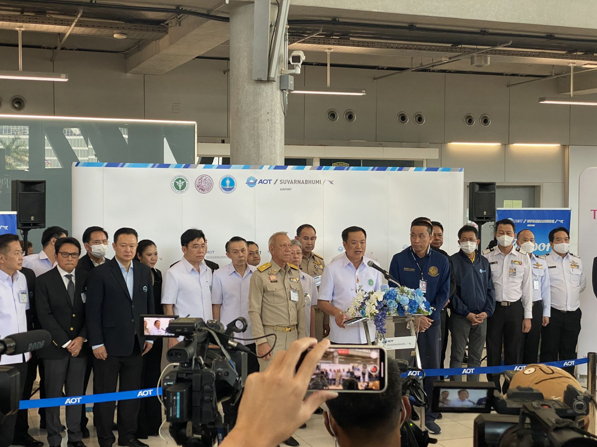 首批中国游客飞抵泰国曼谷，泰国副总理赴机场迎接