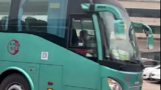 “好高兴，希望经常往返！”文锦渡口岸驶入第一辆跨境大巴