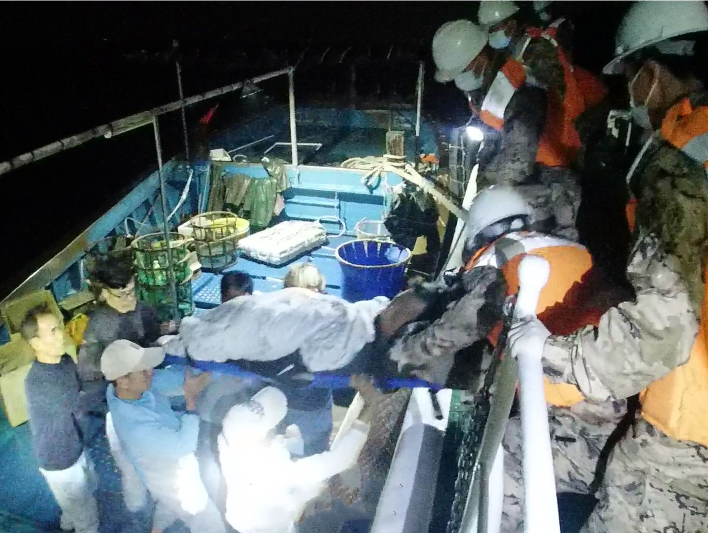 渔船工作人员突发中风，广东海警海上接力救援助其脱险