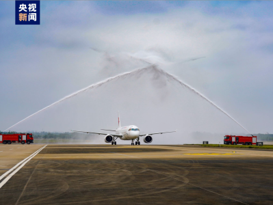 全球首架国产大飞机C919飞抵海口美兰国际机场