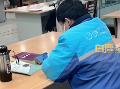女生图书馆偶遇外卖小哥备战法考：倍受鼓舞！