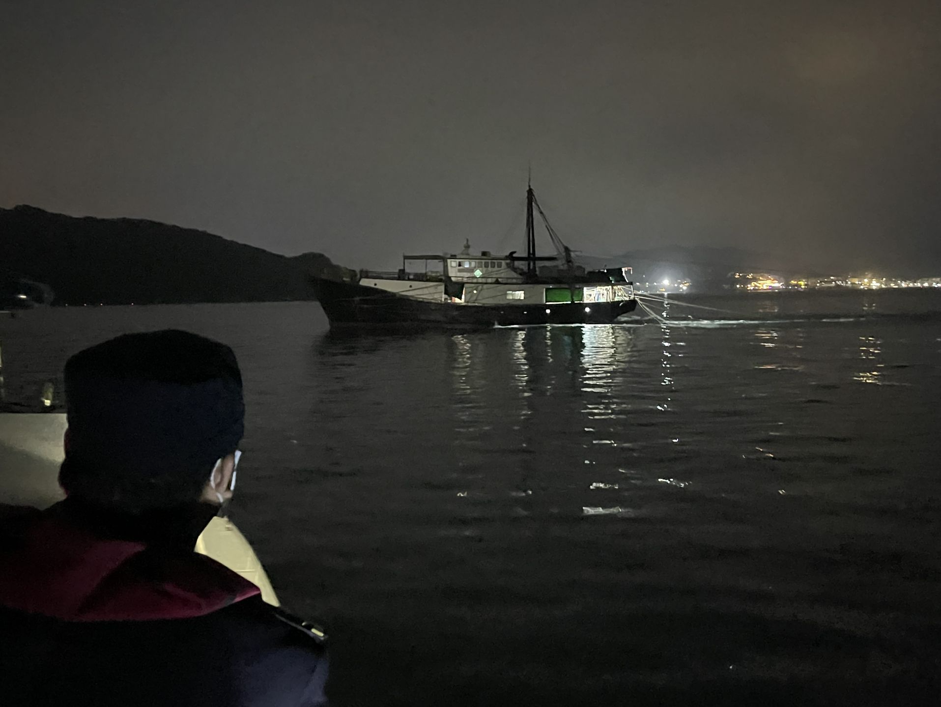 深圳精准出击查获1艘非法拖网作业流动渔船
