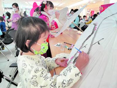 拾忆童趣 乐玩民俗 肇庆粤文坊举办手绘油纸伞体验活动