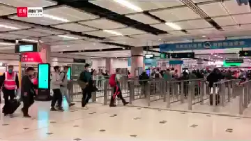 落马洲口岸迎来第一批通关旅客→