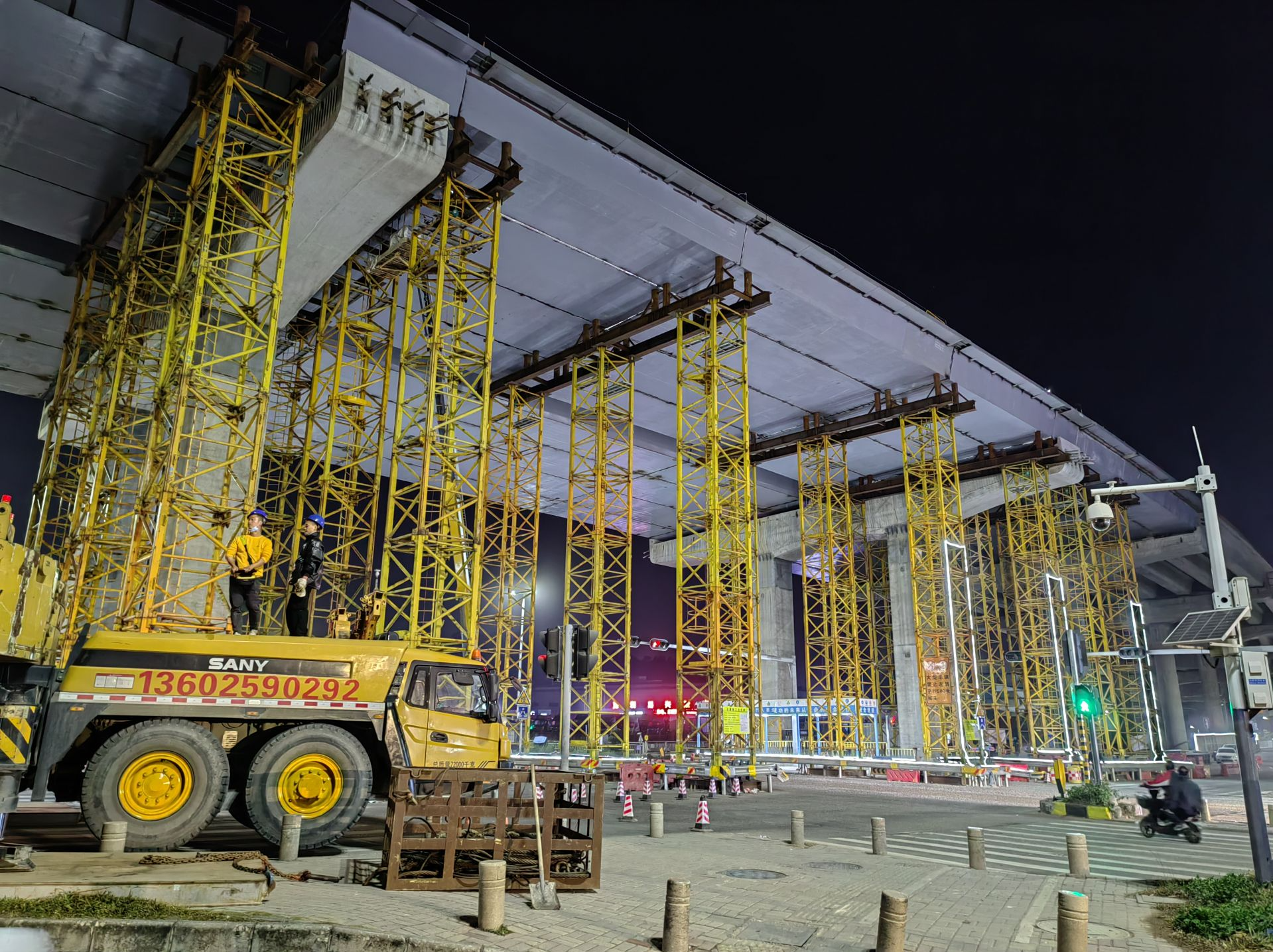清平高速北段工程项目跨高尔夫大道钢箱梁顺利完成吊装