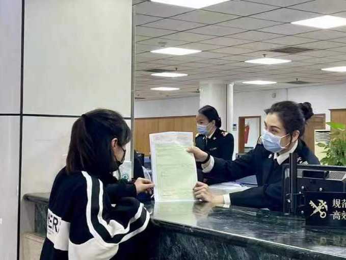 助力货物出口享惠！去年拱北海关签发超8万份“纸黄金”