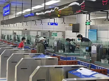 首批旅客通关，有人激动落泪！深港口岸有序恢复正常通关首日现场直击→