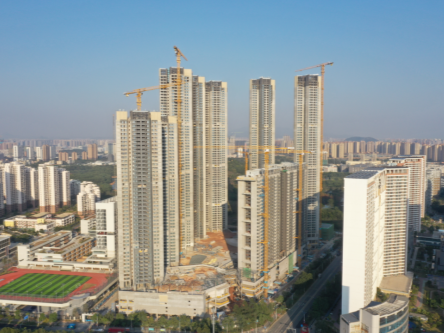 华南公司安居凤凰苑项目100米高钢连廊整体提升圆满完成
