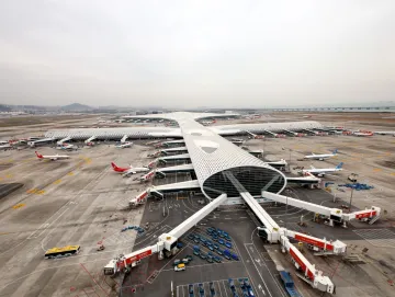 深圳机场单日进港旅客6.7万人次 