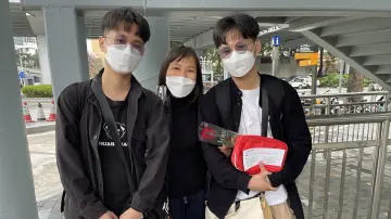 有片｜时隔两年多在深圳相见 母子三人激动相拥