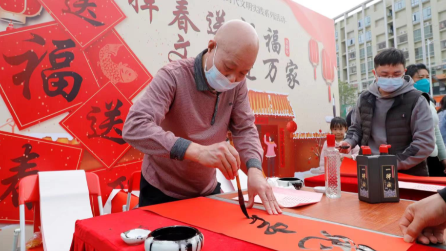 翰墨飘香送祝福！光明玉塘街道开展“挥春送祝福 文明进万家”新时代文明实践活动