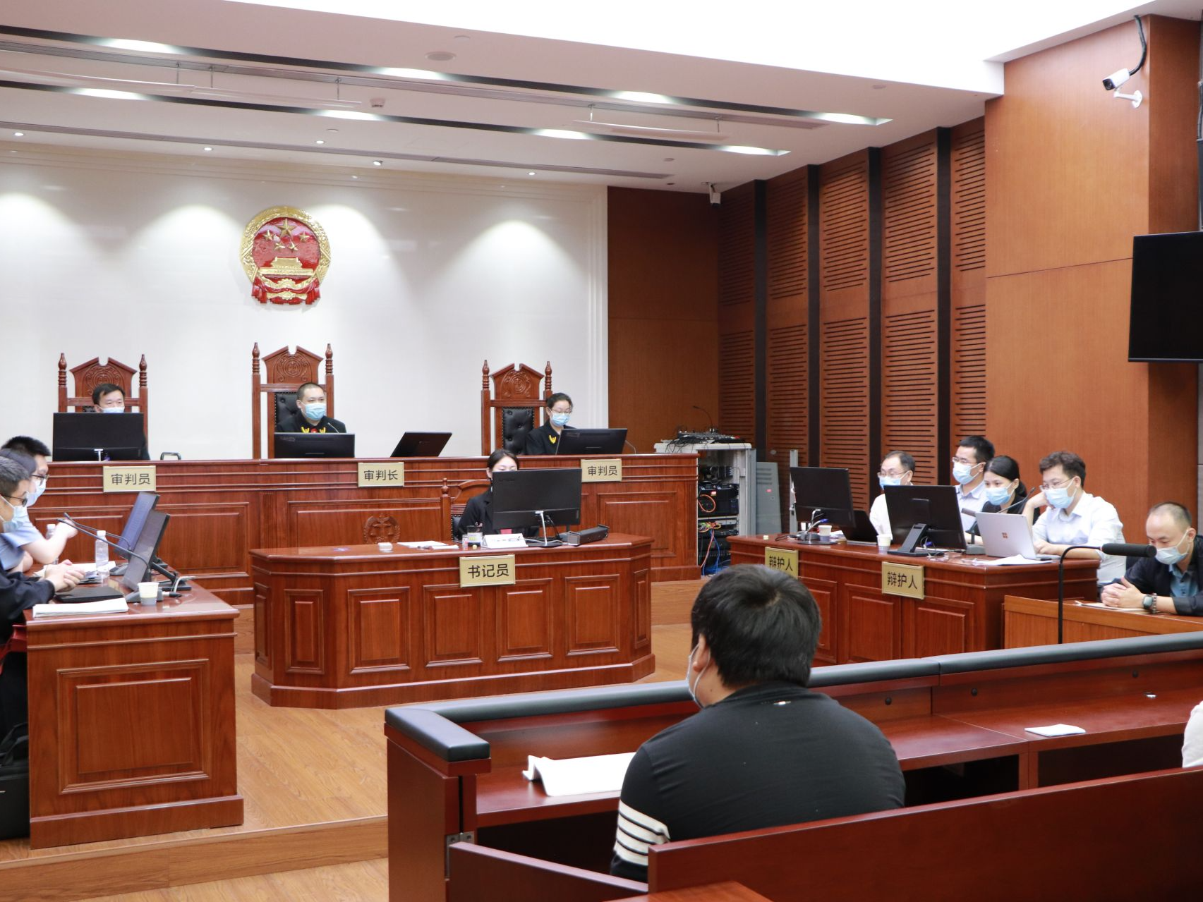 “里应外合”窃取公司商业秘密，法院一审宣判