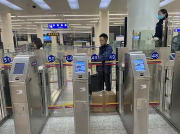 太开心！首个旅客经福田口岸出境！深港口岸今起有序恢复旅检正常通关