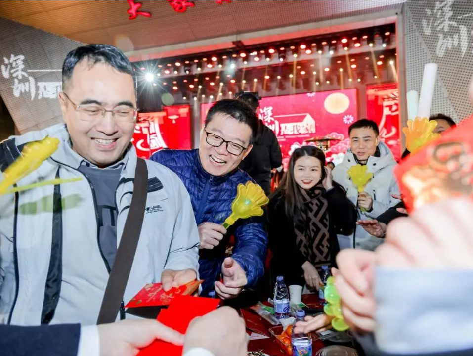 捏泥塑、剪窗花、包饺子……市领导与深圳青年共话家常、喜迎新年