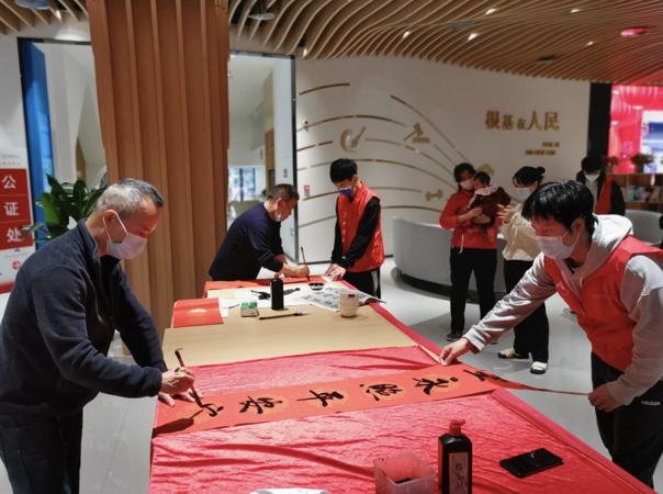 水贝社区联合金融单位为小区居民送“祝福”
