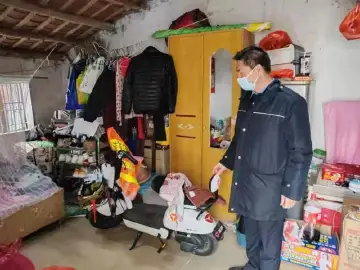 光明街道网格员春节不停歇守护一方平安