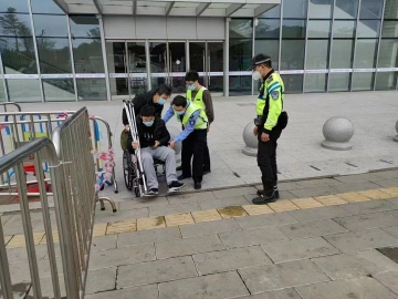 凤凰街道网格员化身志愿者温暖旅客春节回家路