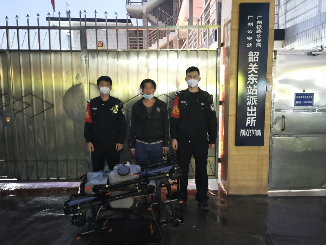 广州一男子在铁路边飞行农用无人机喷洒农药被罚