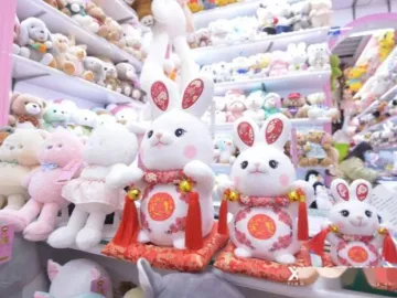 兔元素小商品供不应求，春节消费哪只兔子最出圈？