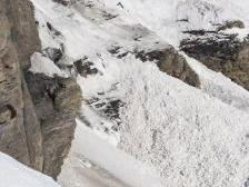 西藏林芝派墨公路多雄拉隧道出口发生雪崩 已致8人遇难