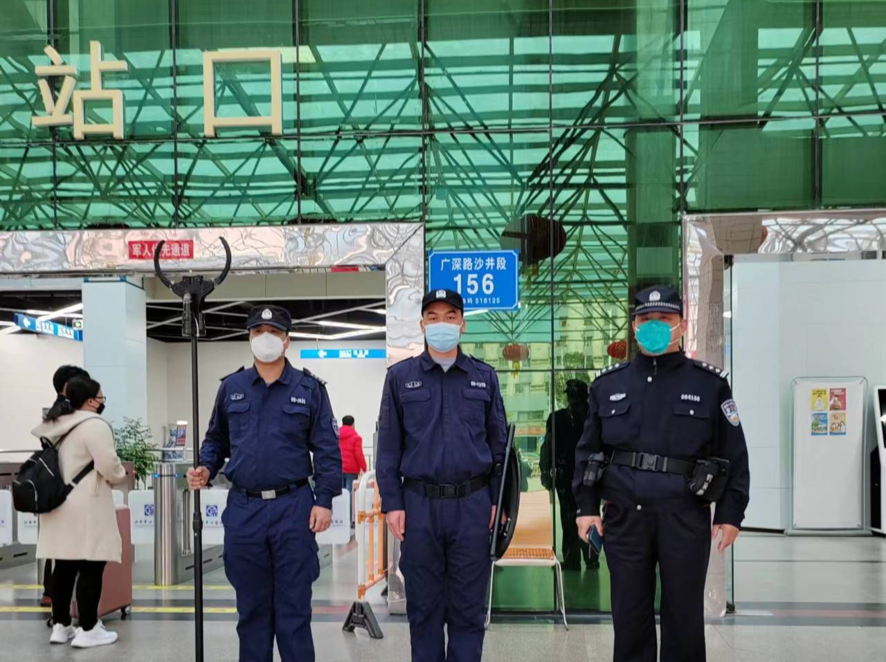 深圳新桥中心客运站春运执勤民警：24小时服务群众“不打烊”