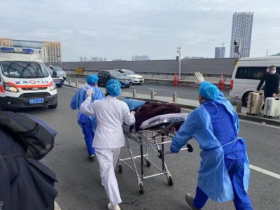 两名旅客突发疾病晕倒，广州南站民警医务接力救援