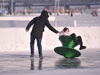 赏冰乐雪在龙江｜新年第一天，松花江上“撒欢”玩