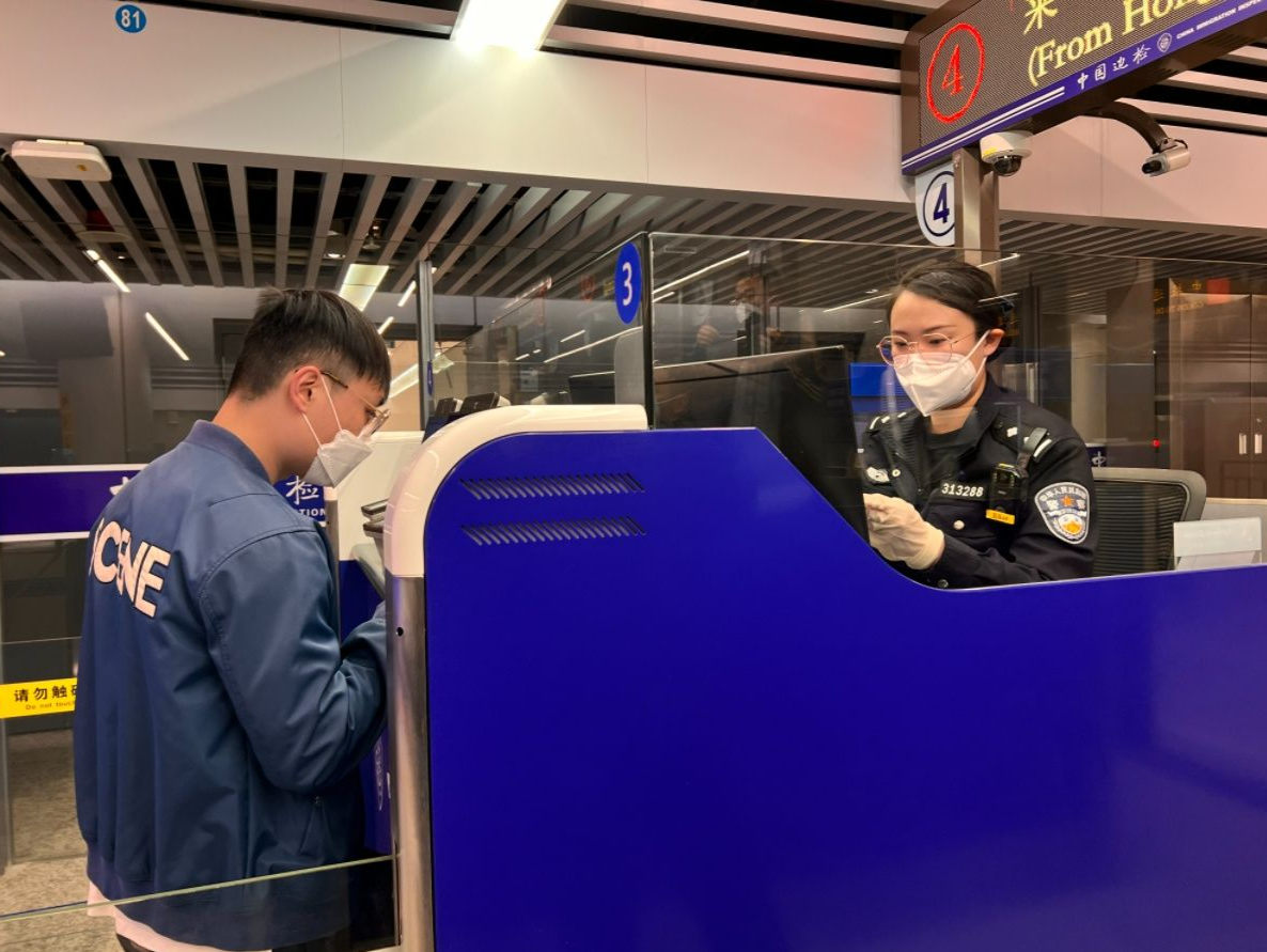 恢复与内地通关 首批香港入境旅客抵达广东珠海