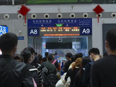 深圳铁路“深夜列车”开行！加班增开满足客流高峰需求