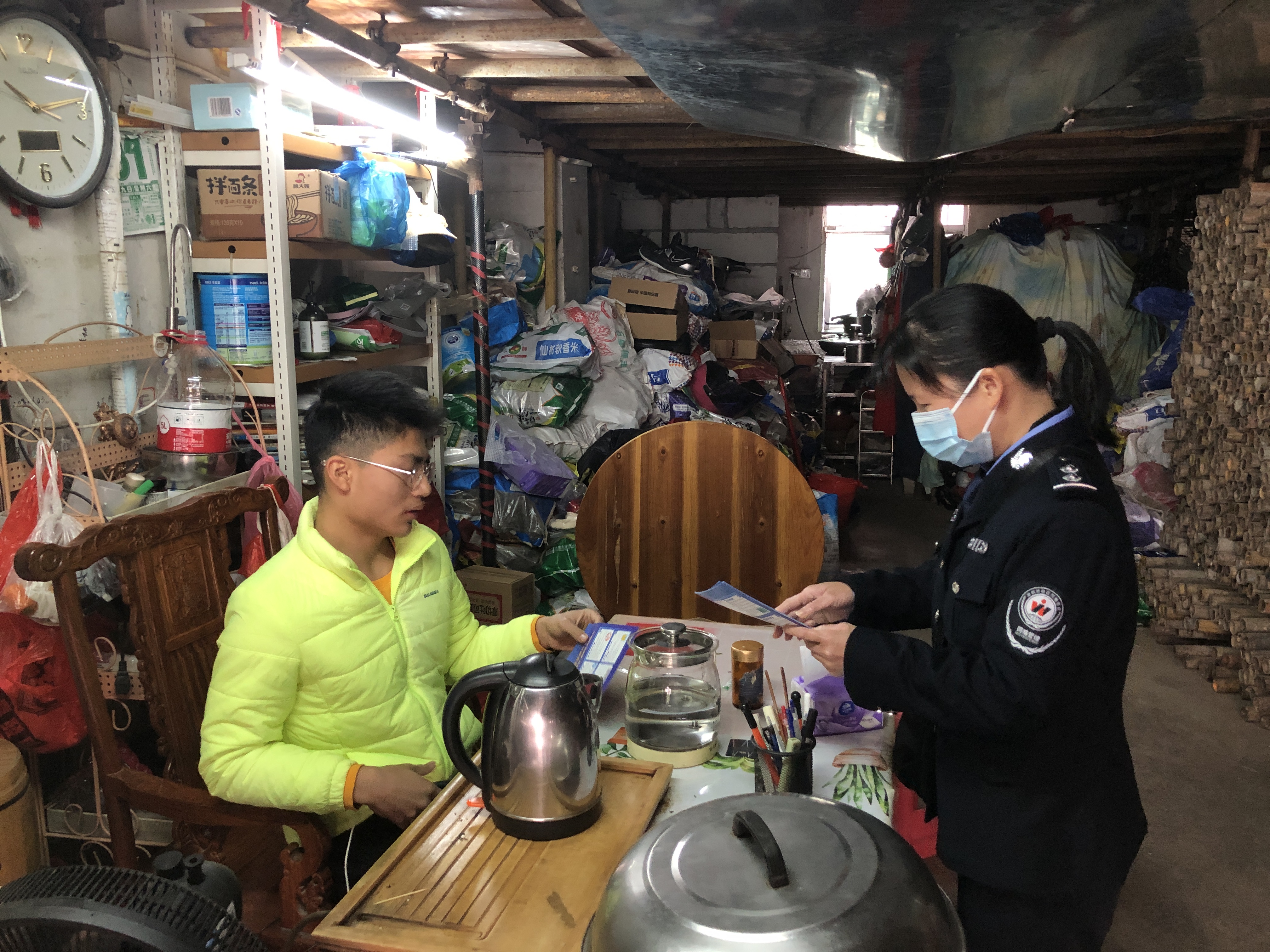 新湖街道网格员集中摸排烟花爆竹违规经营行为