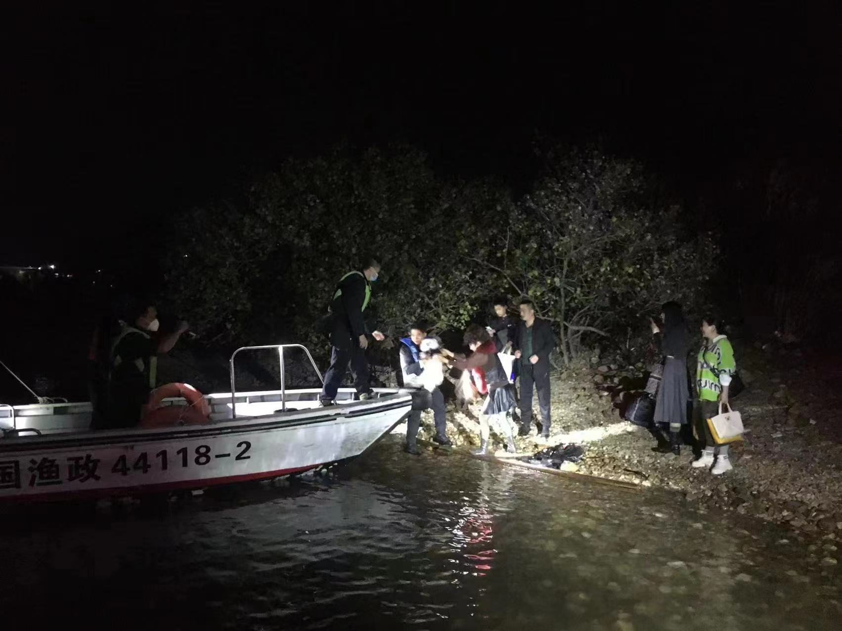 海边游玩当心！深圳6名游客因涨潮被困小水塘土坝