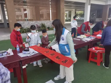 公明街道：师生携手写春联，防毒禁毒迎新春