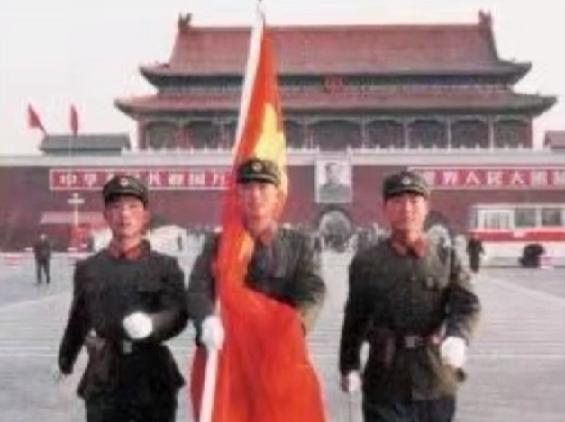 40年前的今天，神圣的“祖国第一旗”是如何升起的？