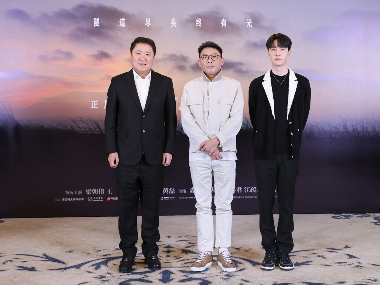 不到最后一分钟解不开悬念！于冬、程耳、王一博携《无名》回拍摄地上海
