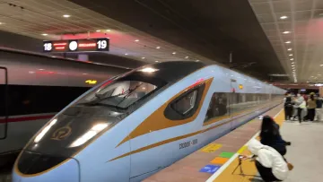 2023年春运大幕开启 深圳北站春运首班列车发出 