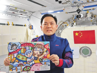 航天员在全面建成的中国空间站过春节 吃饺子