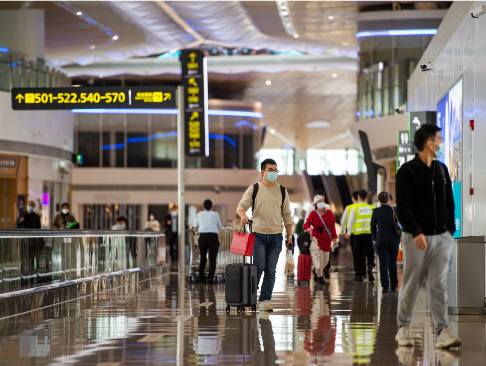 深圳机场单日客流突破11万人次，卫星厅迎来首个大客流春运