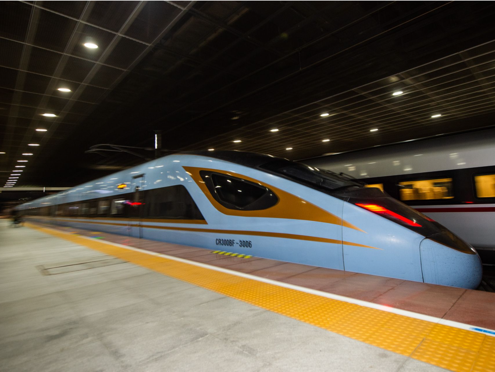 “回家的感觉一下子清晰起来！”记者直击深圳北站春运首班列车发车