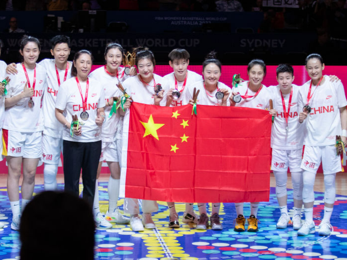 中国篮球2022总结：女篮夺亚军，男篮达目标，中国篮球变化中取得突破