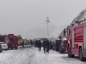 甘肃兰州因降雪致一起多车相撞事故 部分车辆起火